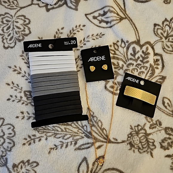 Earrings and necklace - Picture 1 of 4